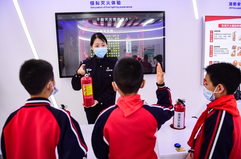 消防安全體驗館身臨其境體驗火災中如何逃生